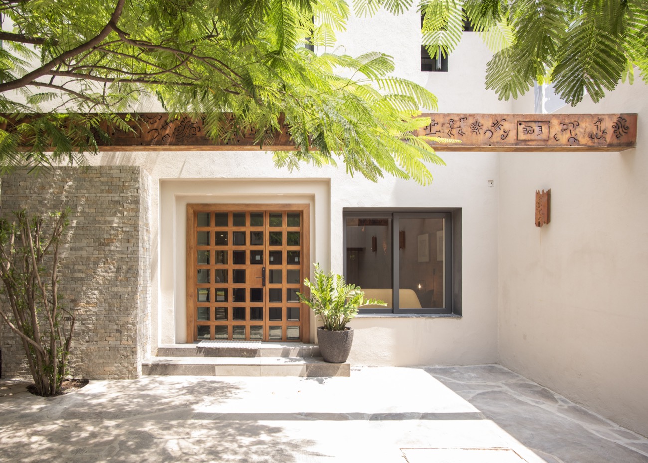 Entrada del Hotel Casa Makech en Av. Xóchitl 273, Zapopan